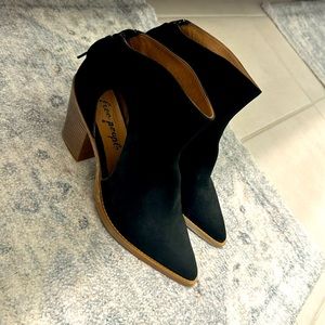 Free People NWOB Black 3in western style cut out black suede booties